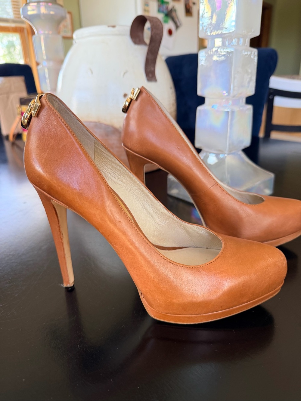 Michael Kors Hamilton Leather Platform Pumps Heals Camel Brown Gold Logo Charm 7